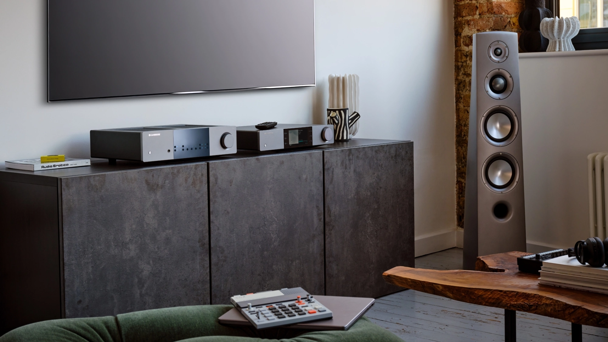 Nastavení Cambridge Audio v moderním obývacím pokoji