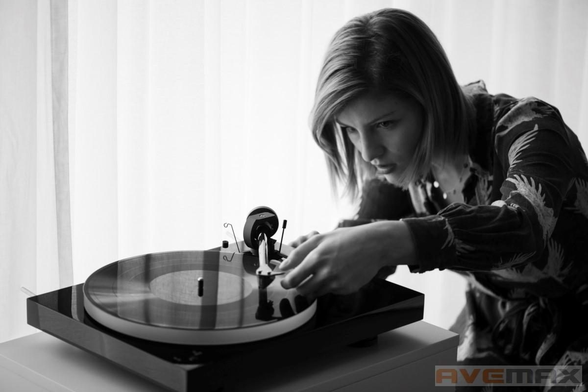 Pro-Ject X1 B s přenoskou Pick It PRO Balanced (Černý lak)